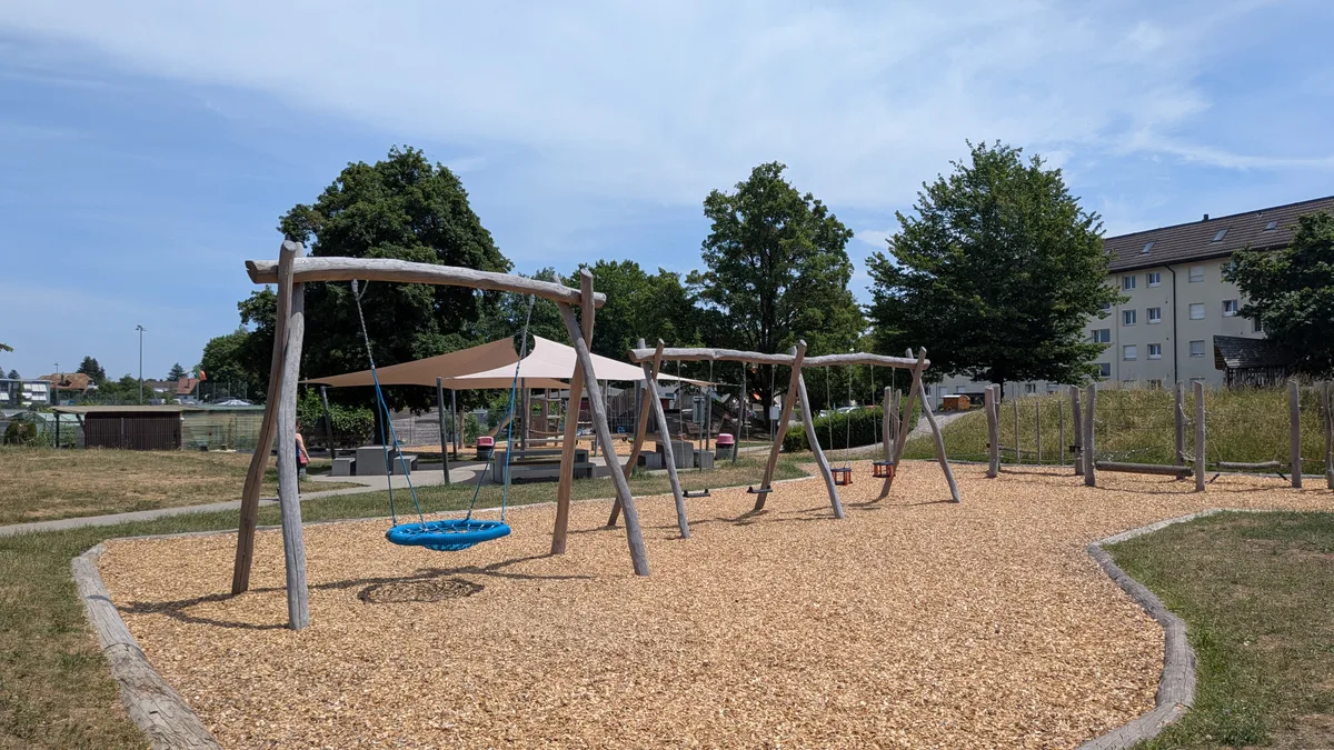 Das Schaukelangebot ist exzellent. Impressionen aus einem Spielplatz.